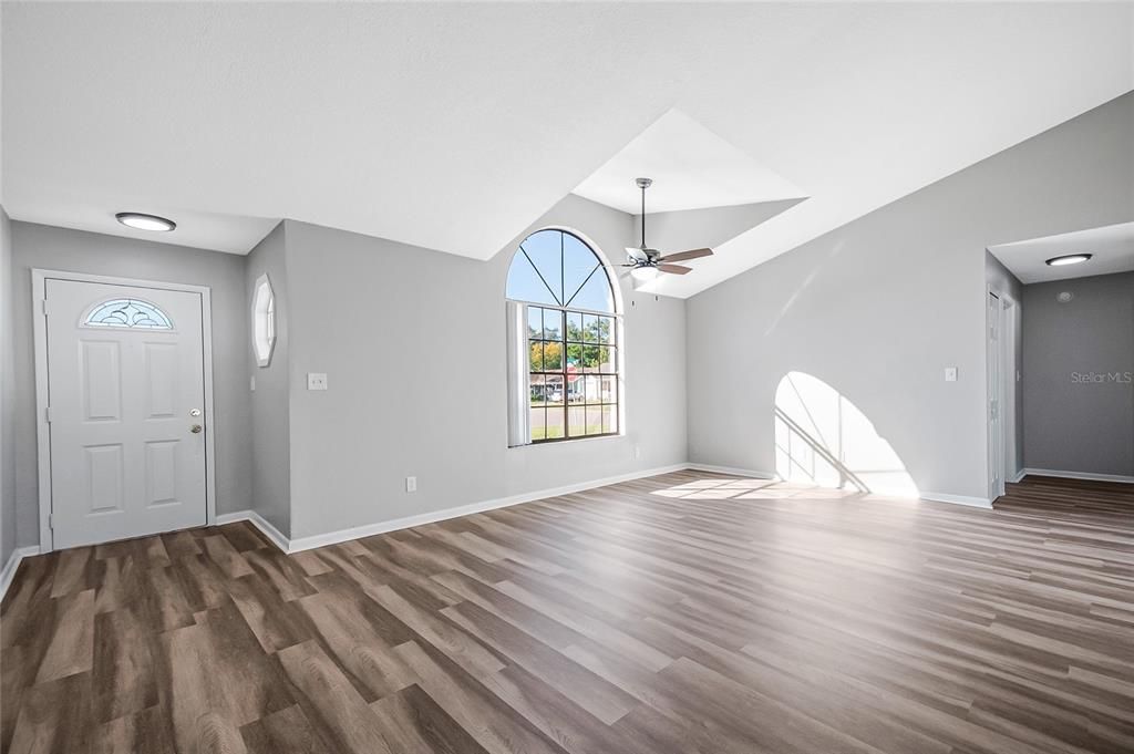 合同活跃: $310,000 (3 贝兹, 2 浴室, 1436 平方英尺)