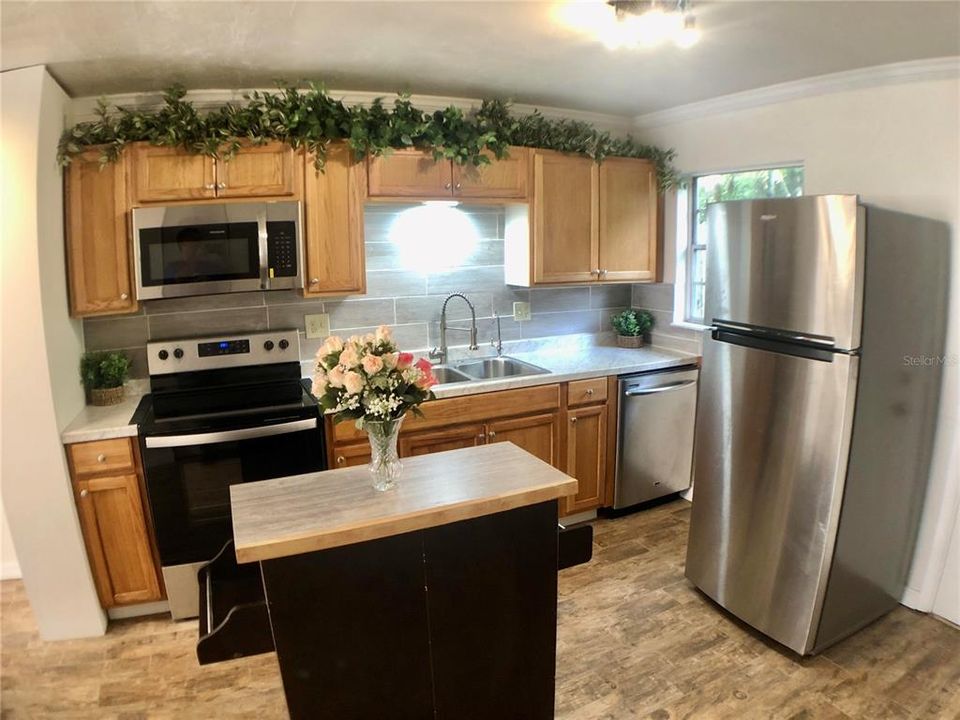 待售: $139,900 (2 贝兹, 1 浴室, 930 平方英尺)