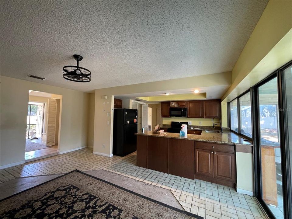 Под контрактом: $279,900 (3 спален, 2 ванн, 2052 Квадратных фут)