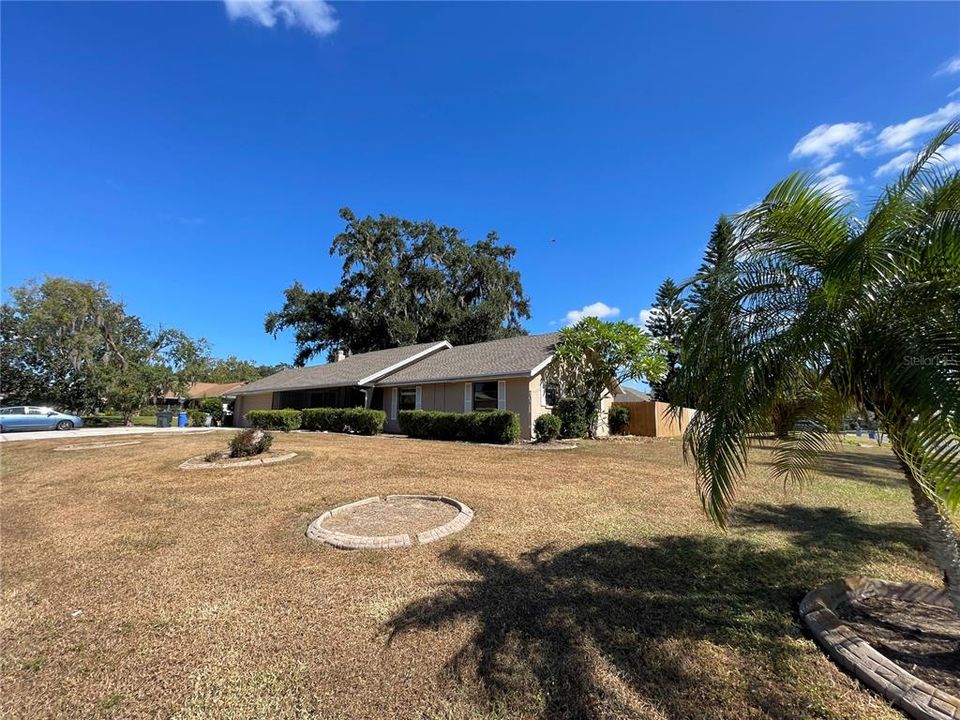 Под контрактом: $279,900 (3 спален, 2 ванн, 2052 Квадратных фут)