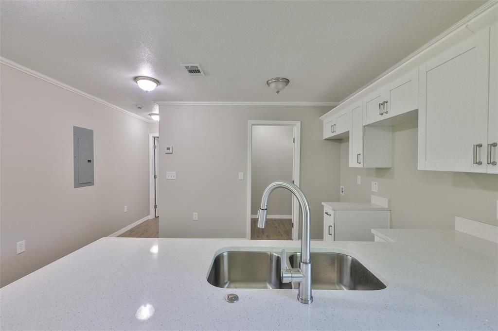 合同活跃: $799,000 (9.40 acres)