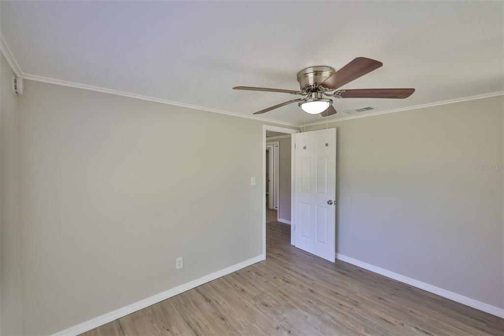 合同活跃: $799,000 (9.40 acres)