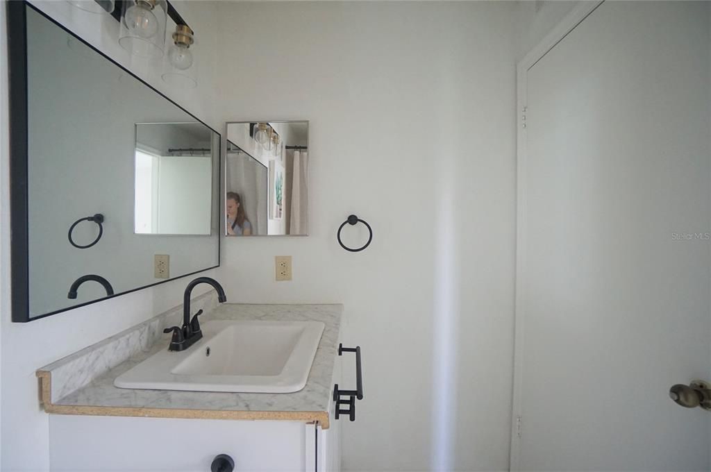 合同活跃: $1,250 (1 贝兹, 1 浴室, 894 平方英尺)