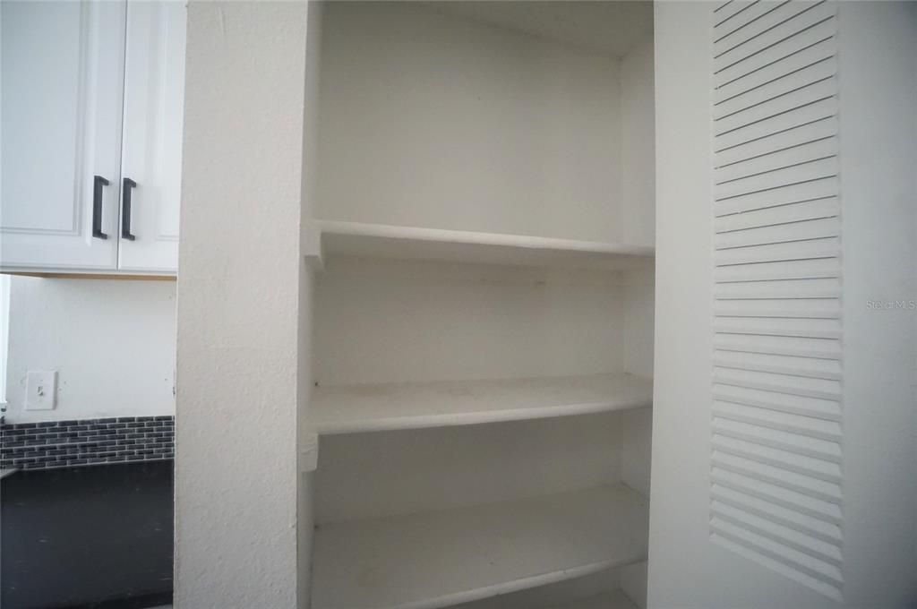 合同活跃: $1,250 (1 贝兹, 1 浴室, 894 平方英尺)