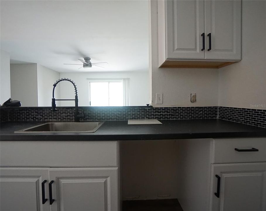 合同活跃: $1,250 (1 贝兹, 1 浴室, 894 平方英尺)