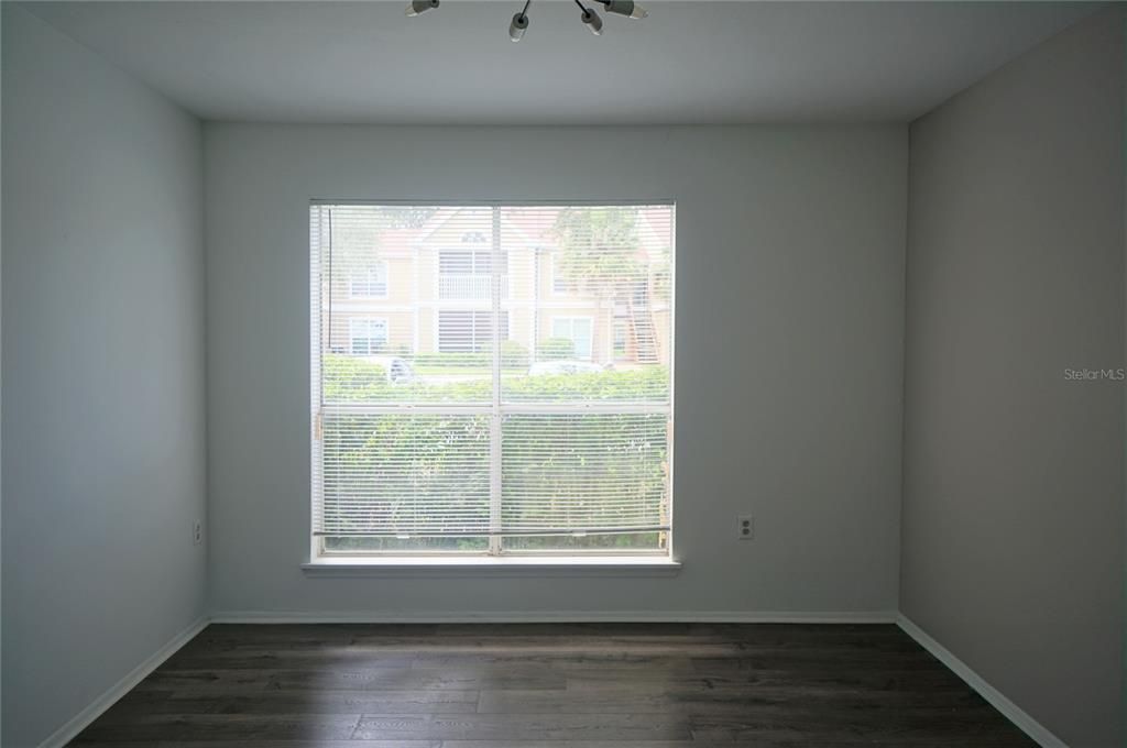 合同活跃: $1,250 (1 贝兹, 1 浴室, 894 平方英尺)