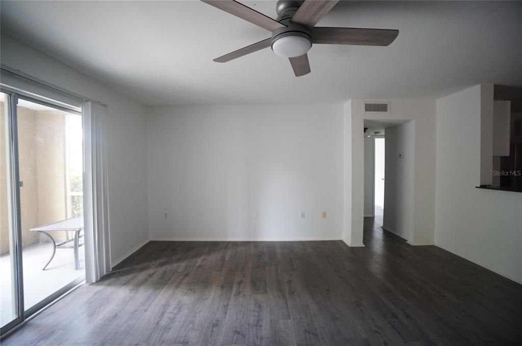 合同活跃: $1,250 (1 贝兹, 1 浴室, 894 平方英尺)