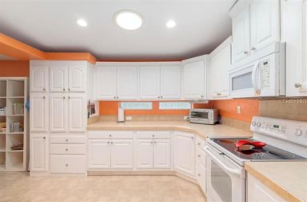 For Sale: $219,900 (3 beds, 2 baths, 2048 Square Feet)