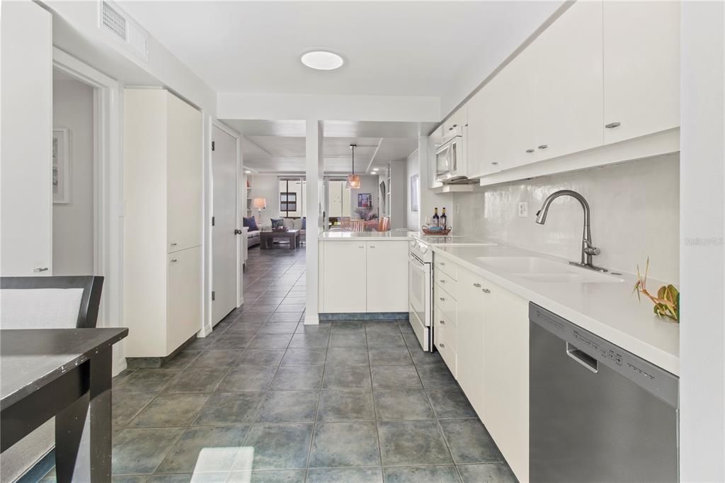 出租: $9,000 (2 贝兹, 2 浴室, 1601 平方英尺)