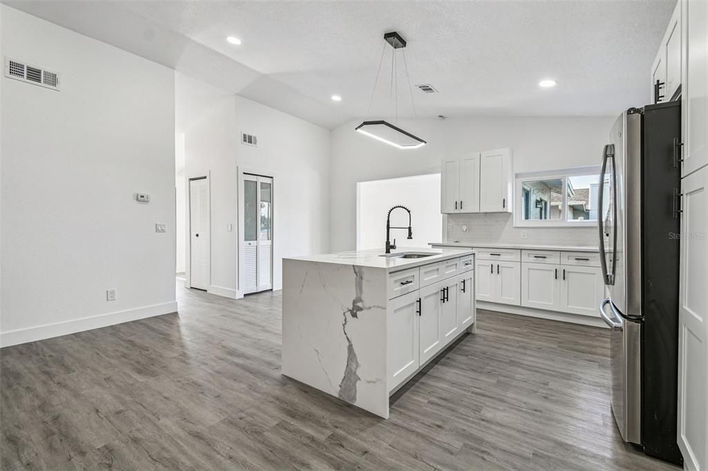 待售: $519,000 (4 贝兹, 2 浴室, 1702 平方英尺)