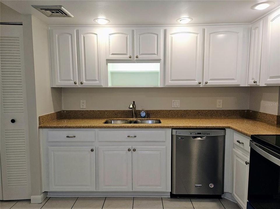 待售: $350,000 (2 贝兹, 2 浴室, 1175 平方英尺)