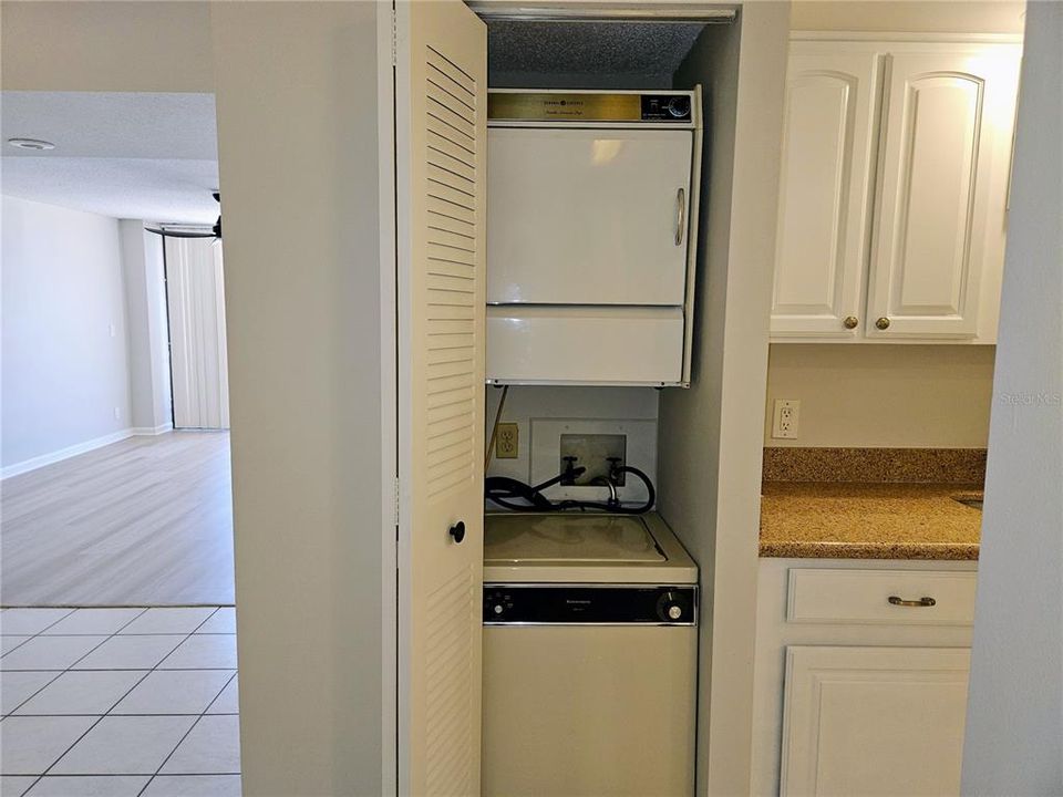 待售: $350,000 (2 贝兹, 2 浴室, 1175 平方英尺)