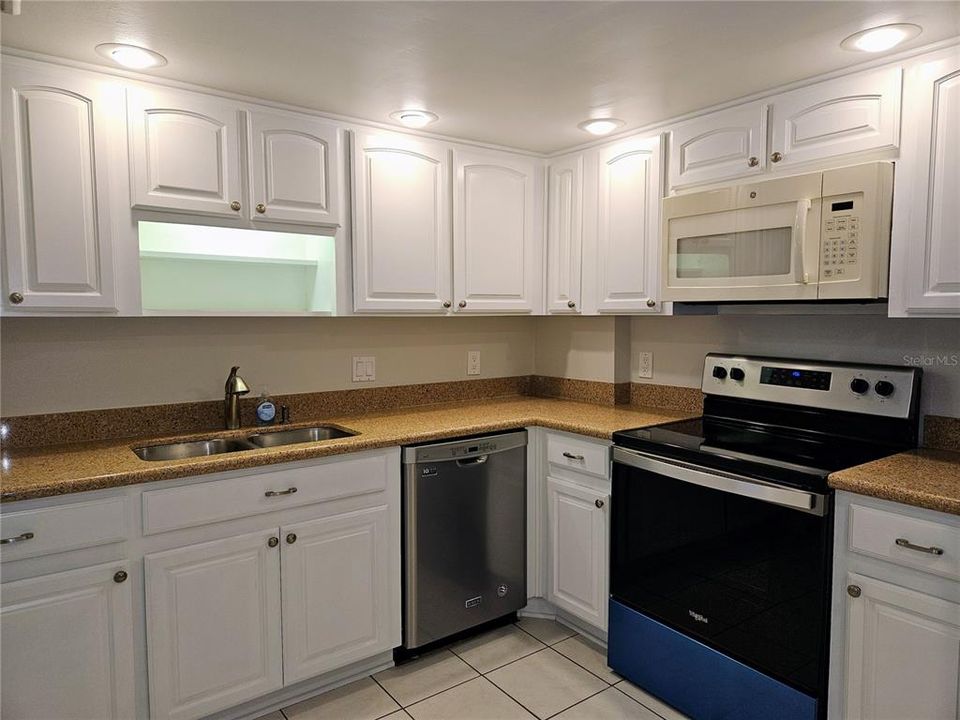 待售: $350,000 (2 贝兹, 2 浴室, 1175 平方英尺)