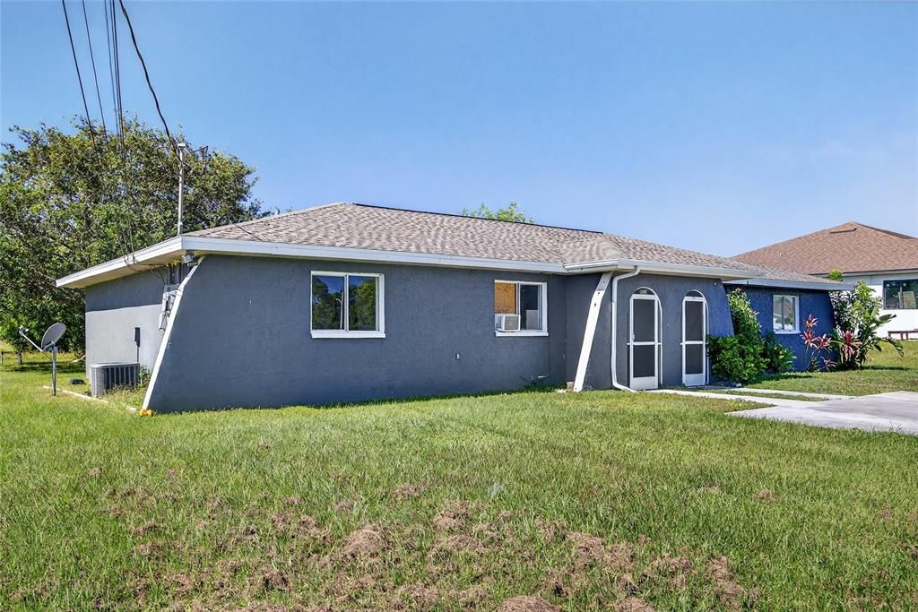 Под контрактом: $299,000 (4 спален, 0 ванн, 1800 Квадратных фут)