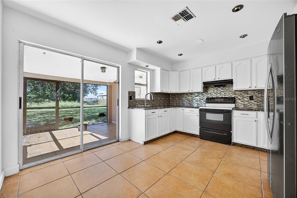 Под контрактом: $299,000 (4 спален, 0 ванн, 1800 Квадратных фут)