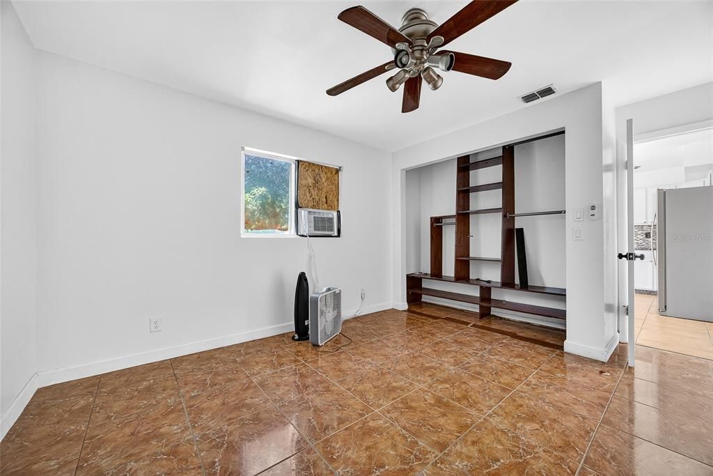 Под контрактом: $299,000 (4 спален, 0 ванн, 1800 Квадратных фут)