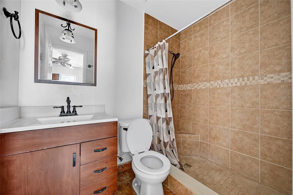 Под контрактом: $299,000 (4 спален, 0 ванн, 1800 Квадратных фут)