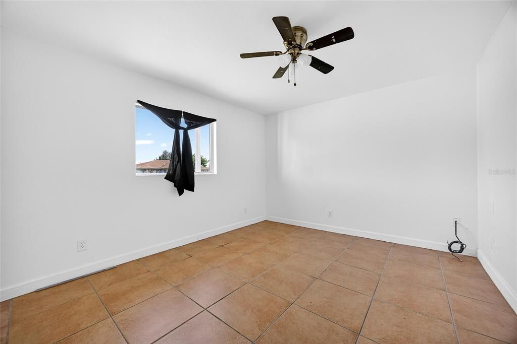 Под контрактом: $299,000 (4 спален, 0 ванн, 1800 Квадратных фут)