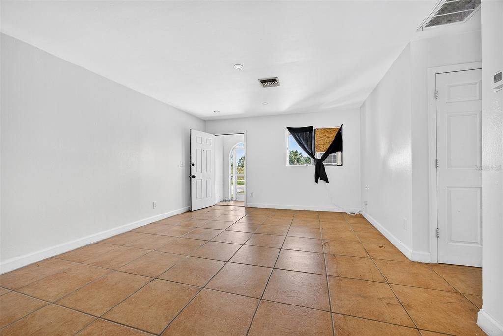 Под контрактом: $299,000 (4 спален, 0 ванн, 1800 Квадратных фут)