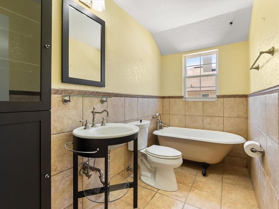 Active With Contract: $575,000 (4 beds, 3 baths, 2602 Square Feet)