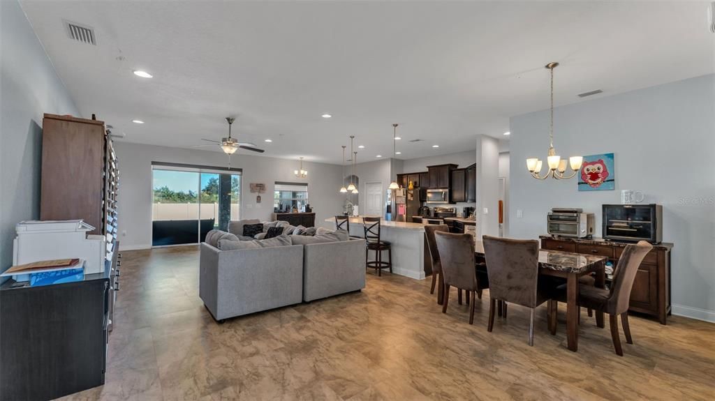 For Sale: $525,000 (4 beds, 3 baths, 2550 Square Feet)