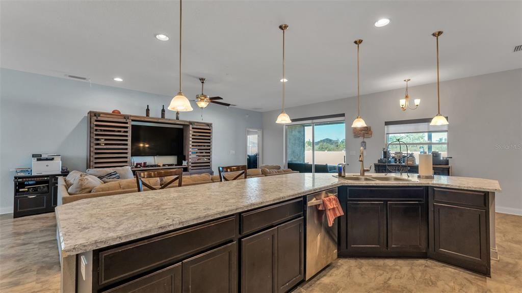 For Sale: $525,000 (4 beds, 3 baths, 2550 Square Feet)