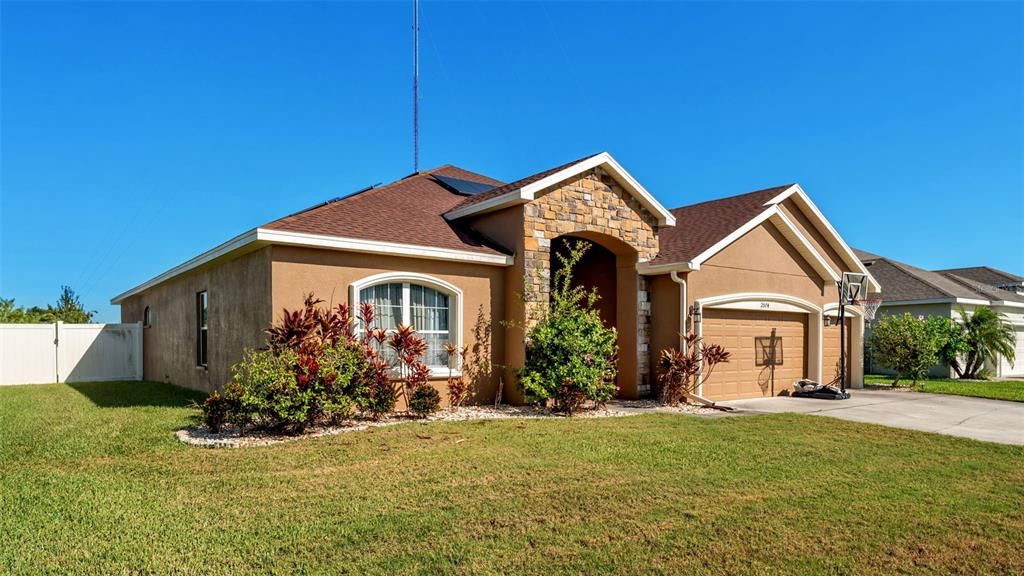 For Sale: $525,000 (4 beds, 3 baths, 2550 Square Feet)