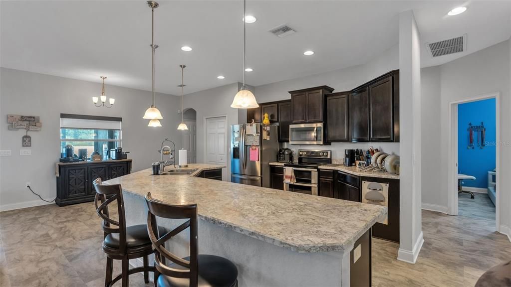 For Sale: $525,000 (4 beds, 3 baths, 2550 Square Feet)