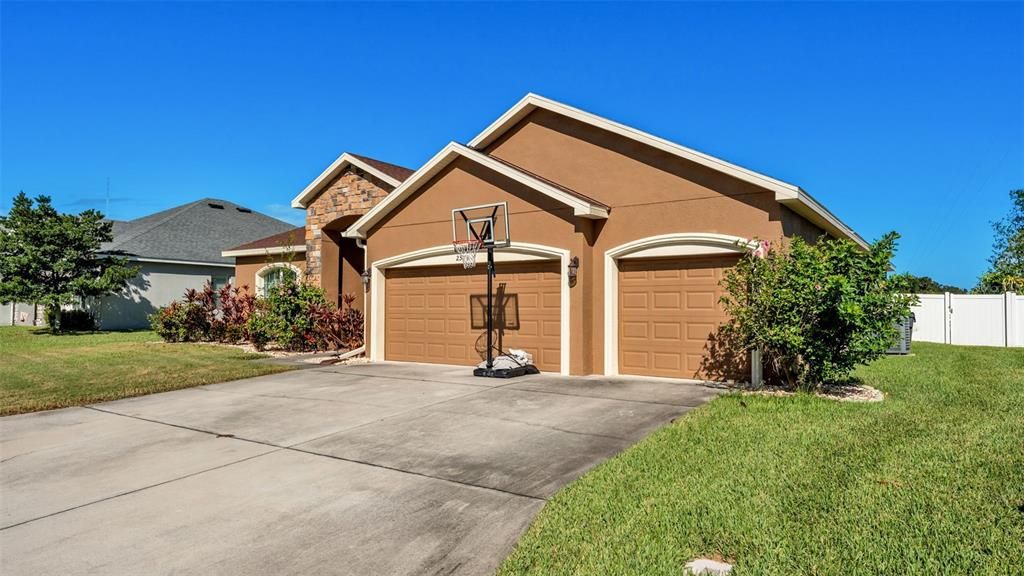 For Sale: $525,000 (4 beds, 3 baths, 2550 Square Feet)