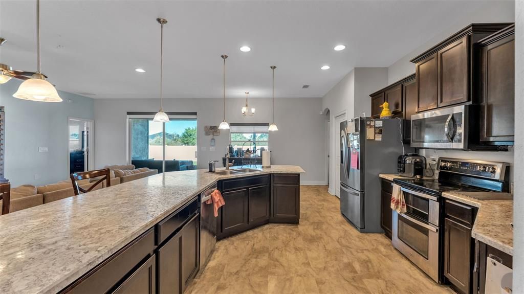 For Sale: $525,000 (4 beds, 3 baths, 2550 Square Feet)