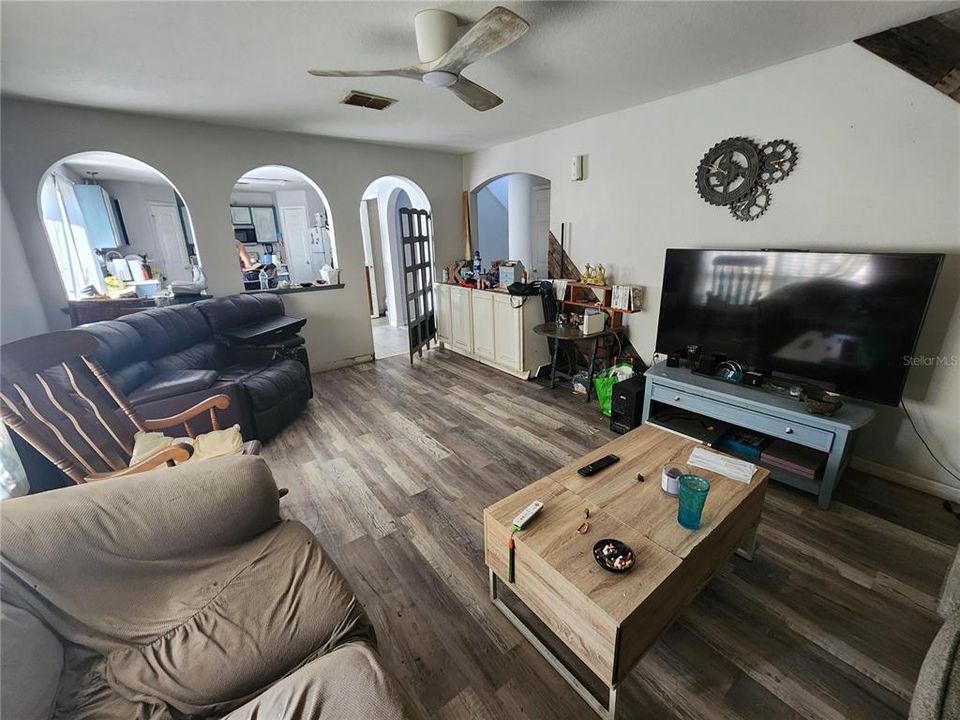 Под контрактом: $239,900 (4 спален, 2 ванн, 2242 Квадратных фут)