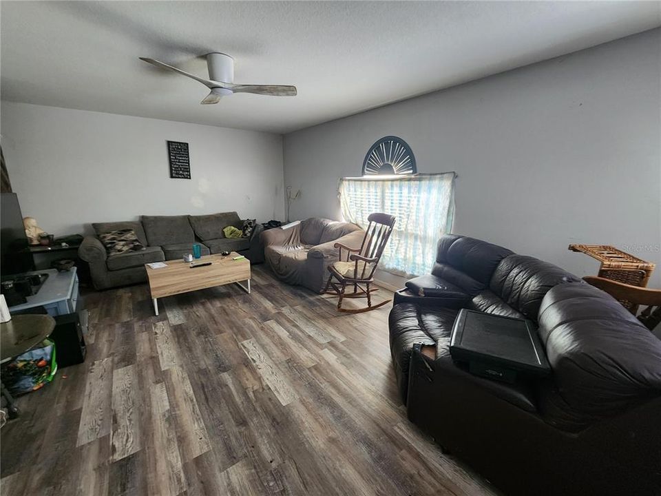 Под контрактом: $239,900 (4 спален, 2 ванн, 2242 Квадратных фут)