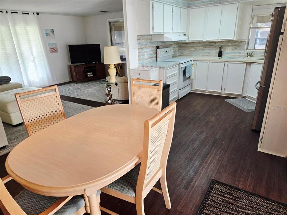 For Sale: $214,750 (2 beds, 2 baths, 1056 Square Feet)