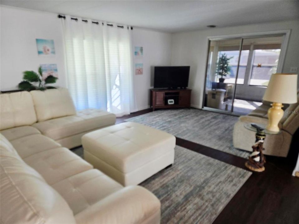 For Sale: $214,750 (2 beds, 2 baths, 1056 Square Feet)