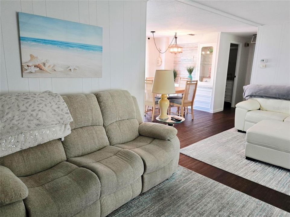 For Sale: $214,750 (2 beds, 2 baths, 1056 Square Feet)