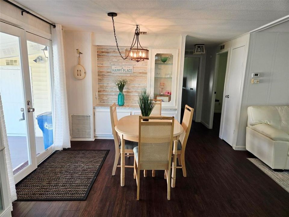 For Sale: $214,750 (2 beds, 2 baths, 1056 Square Feet)