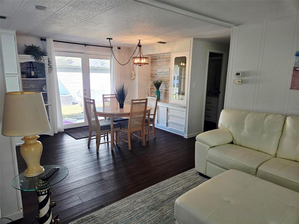 For Sale: $214,750 (2 beds, 2 baths, 1056 Square Feet)