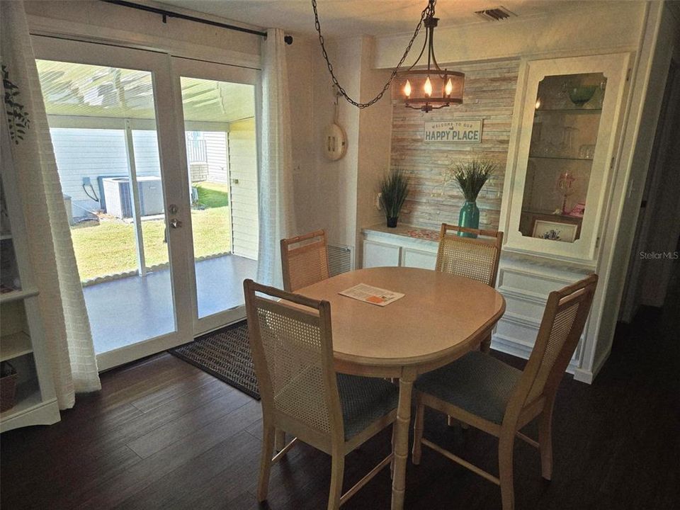 For Sale: $214,750 (2 beds, 2 baths, 1056 Square Feet)