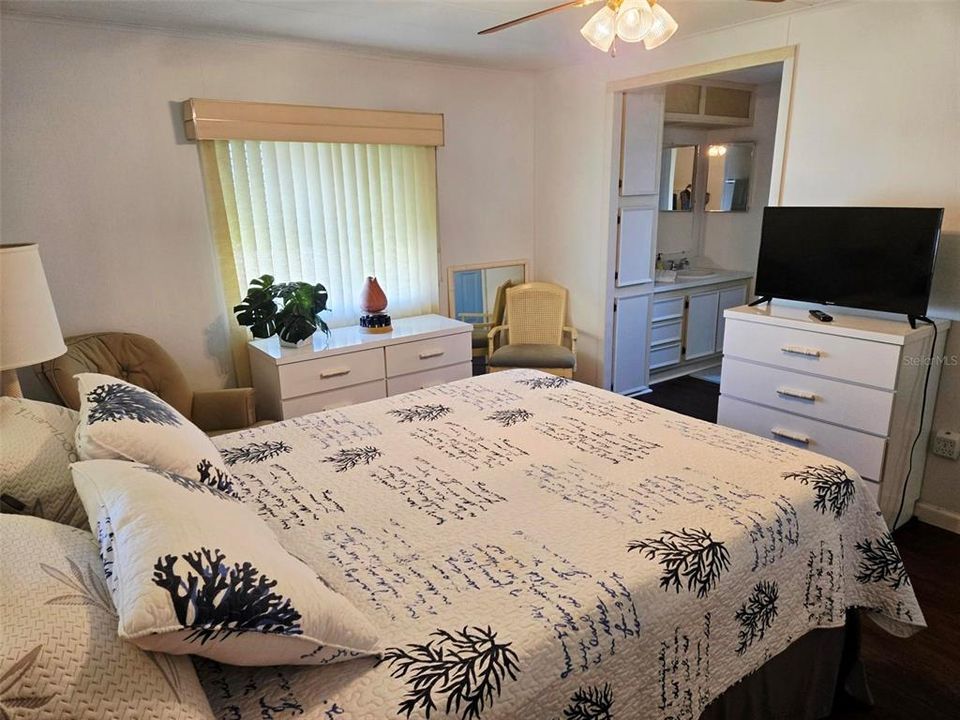 For Sale: $214,750 (2 beds, 2 baths, 1056 Square Feet)