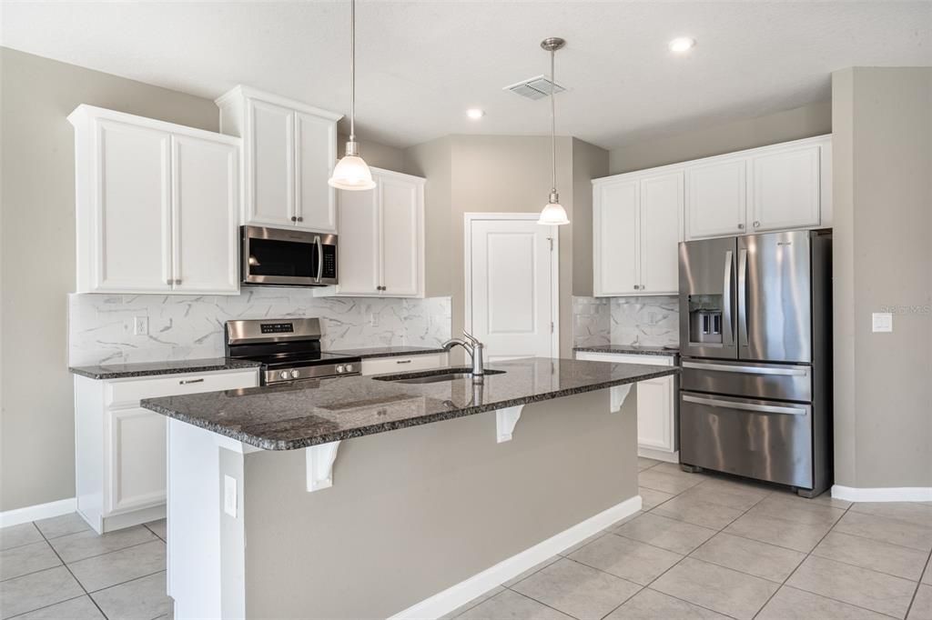 For Rent: $2,300 (4 beds, 2 baths, 1996 Square Feet)