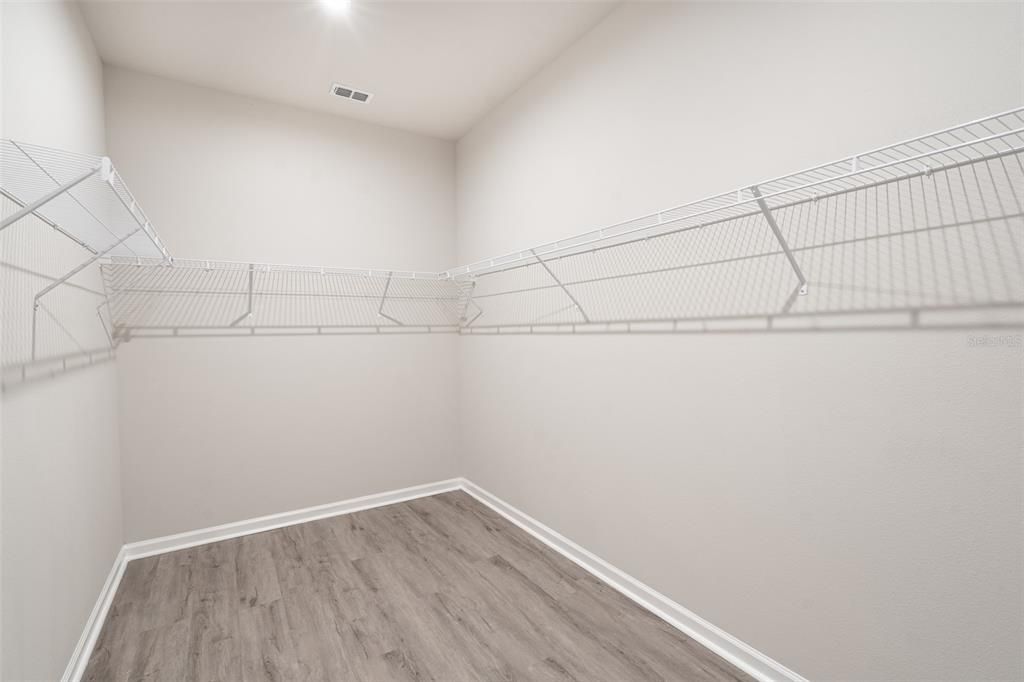 For Rent: $2,300 (4 beds, 2 baths, 1996 Square Feet)