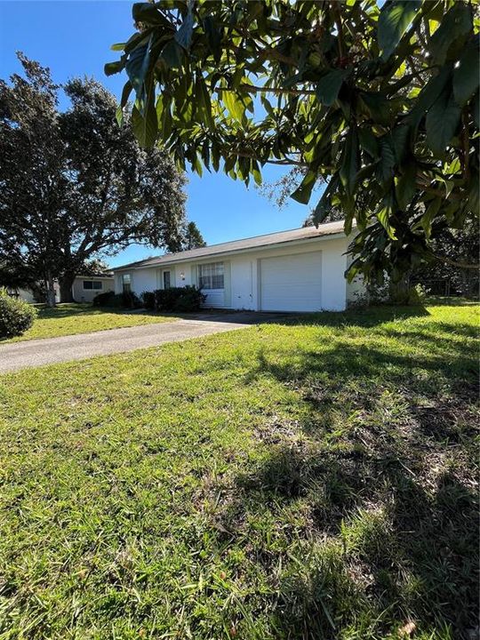 Active With Contract: $159,900 (2 beds, 2 baths, 943 Square Feet)