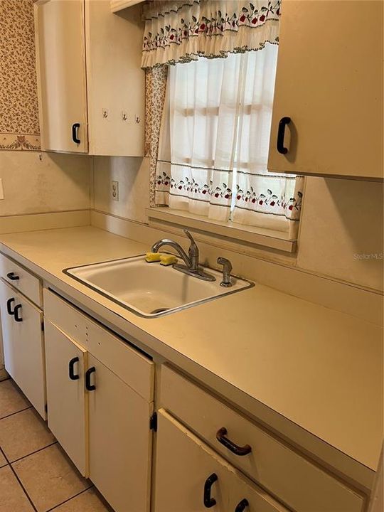 Active With Contract: $159,900 (2 beds, 2 baths, 943 Square Feet)