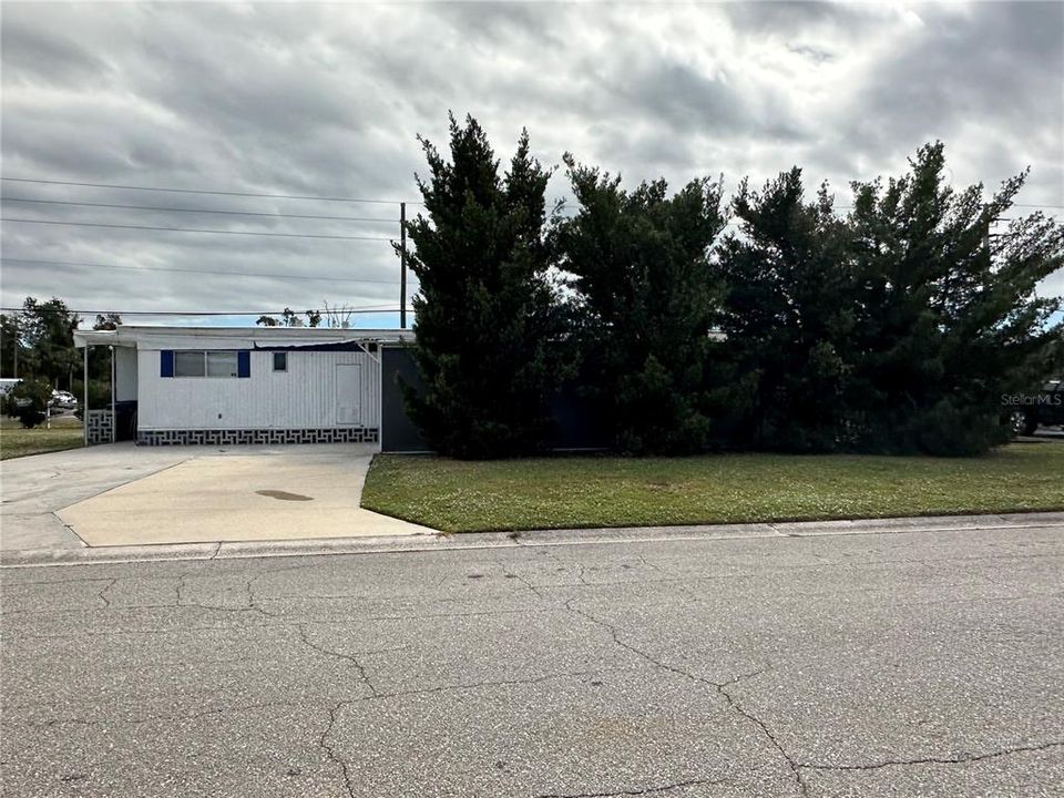 For Sale: $95,000 (2 beds, 1 baths, 888 Square Feet)