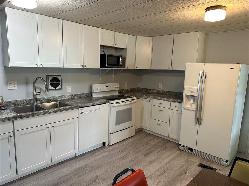 For Sale: $95,000 (2 beds, 1 baths, 888 Square Feet)