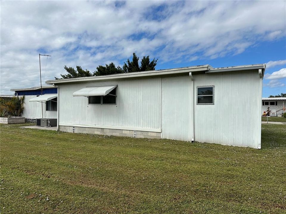 For Sale: $95,000 (2 beds, 1 baths, 888 Square Feet)