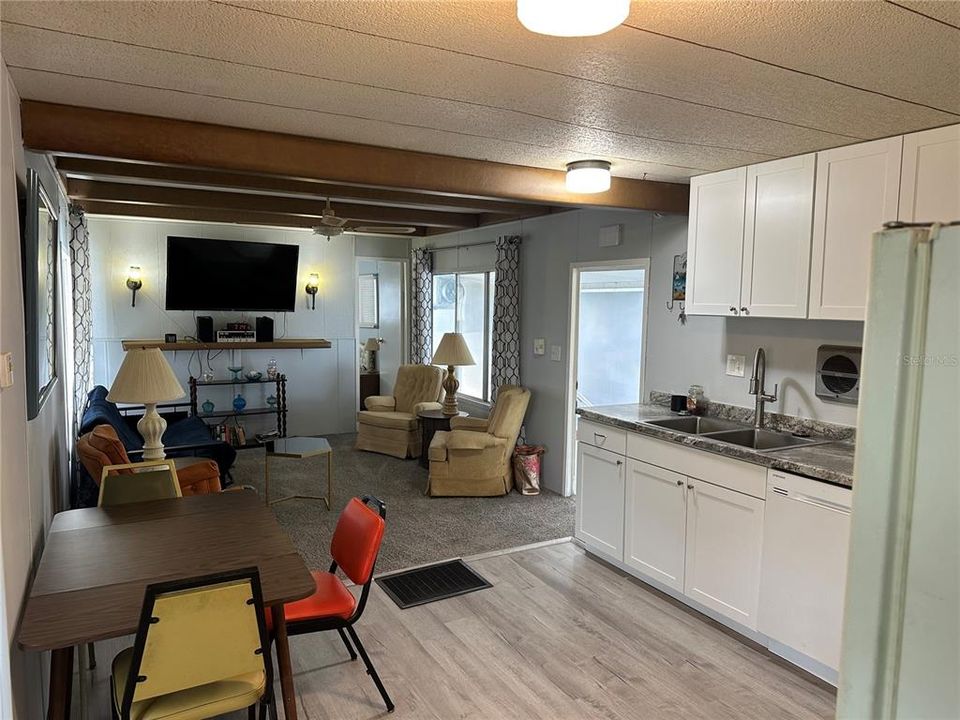 For Sale: $95,000 (2 beds, 1 baths, 888 Square Feet)