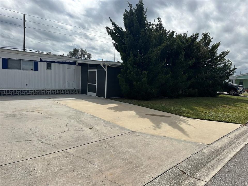 For Sale: $95,000 (2 beds, 1 baths, 888 Square Feet)