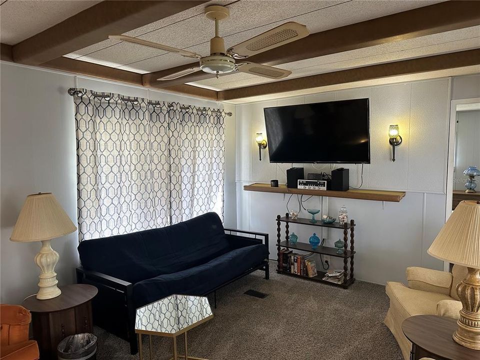 For Sale: $95,000 (2 beds, 1 baths, 888 Square Feet)