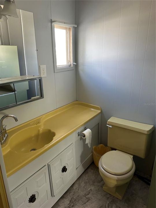 For Sale: $95,000 (2 beds, 1 baths, 888 Square Feet)